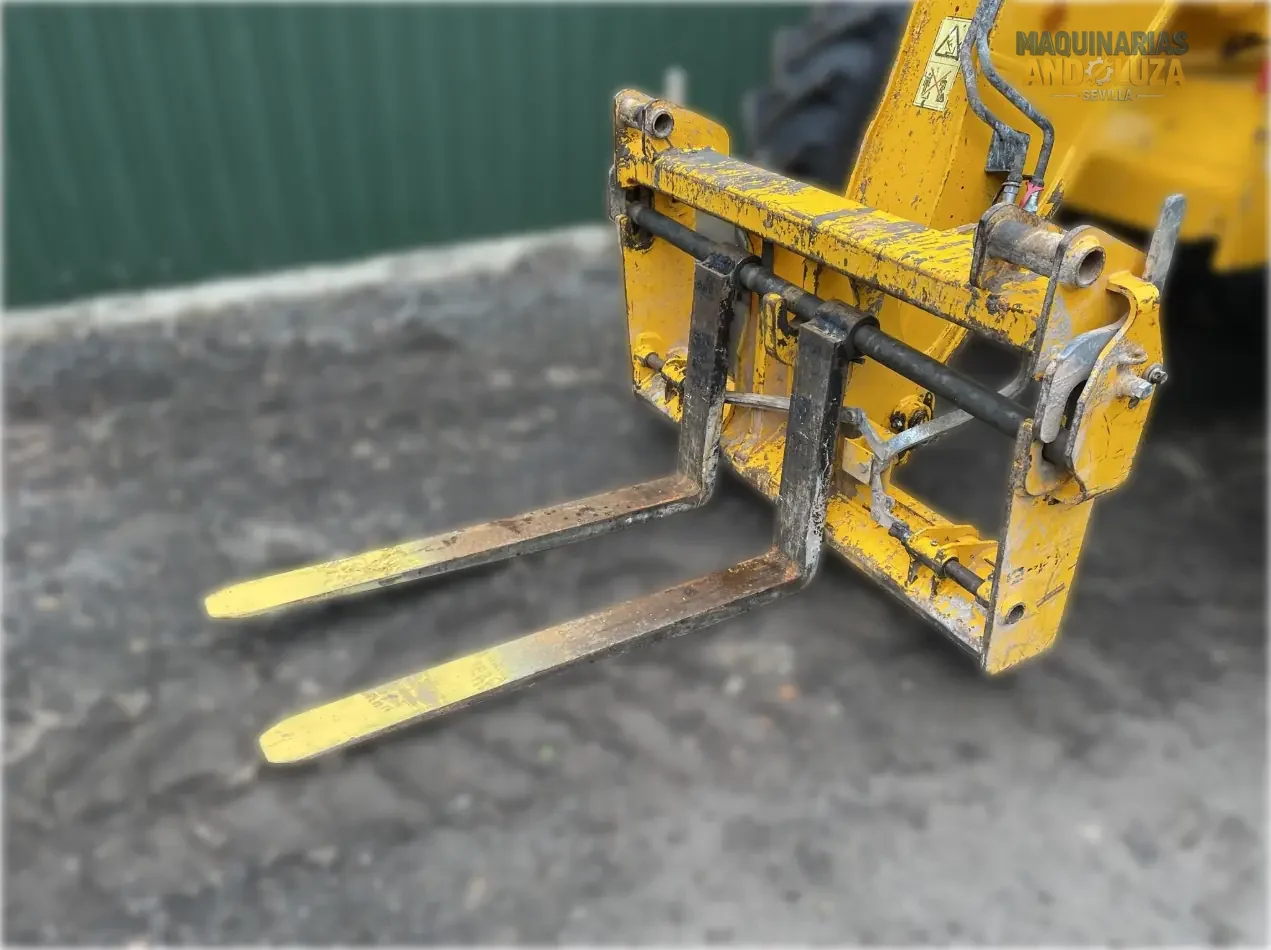 2019 JCB 535-95 telehandler with 3.5-ton lift capacity, 9.5-meter reach, and EcoMAX engine for high-reach construction and industrial applications.