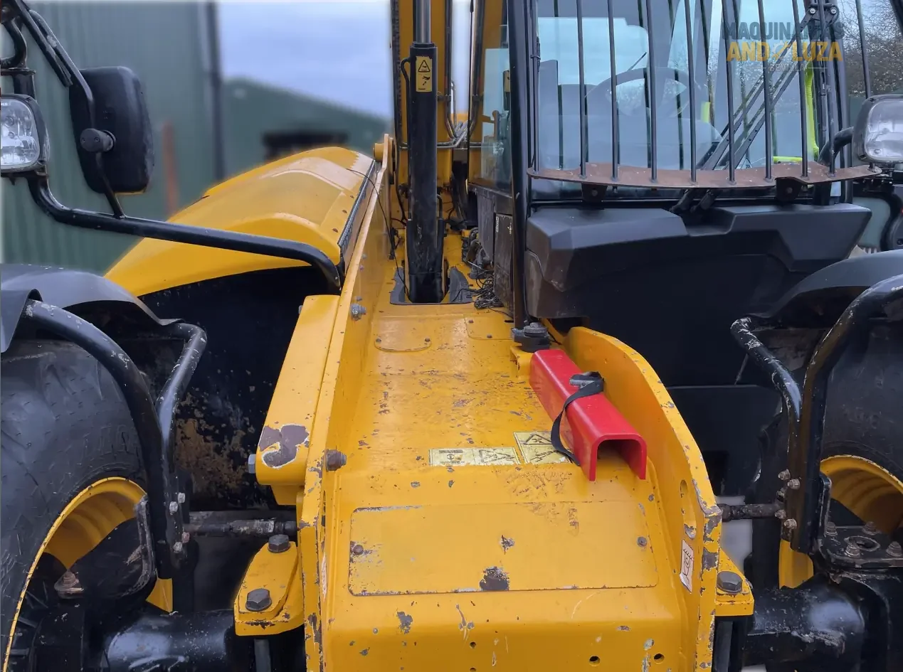 2019 JCB 535-95 telehandler with 3.5-ton lift capacity, 9.5-meter reach, and EcoMAX engine for high-reach construction and industrial applications.