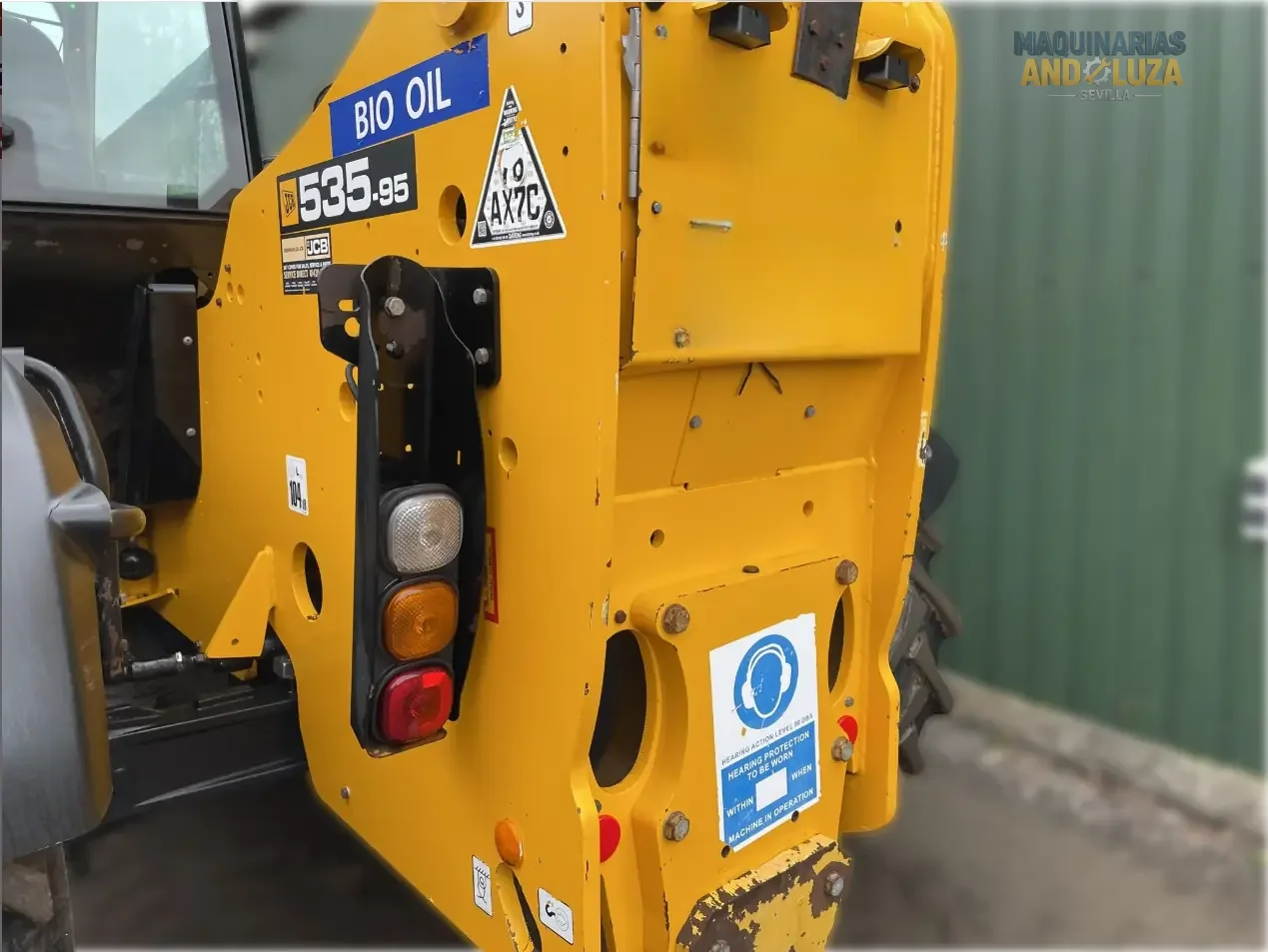 2019 JCB 535-95 telehandler with 3.5-ton lift capacity, 9.5-meter reach, and EcoMAX engine for high-reach construction and industrial applications.