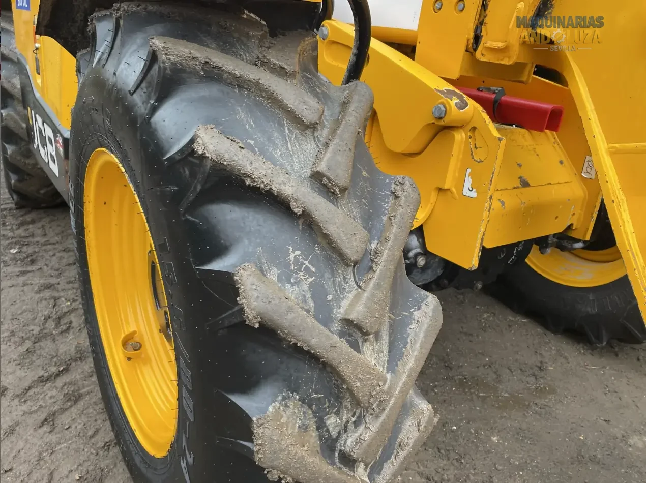 2019 JCB 535-95 telehandler with 3.5-ton lift capacity, 9.5-meter reach, and EcoMAX engine for high-reach construction and industrial applications.