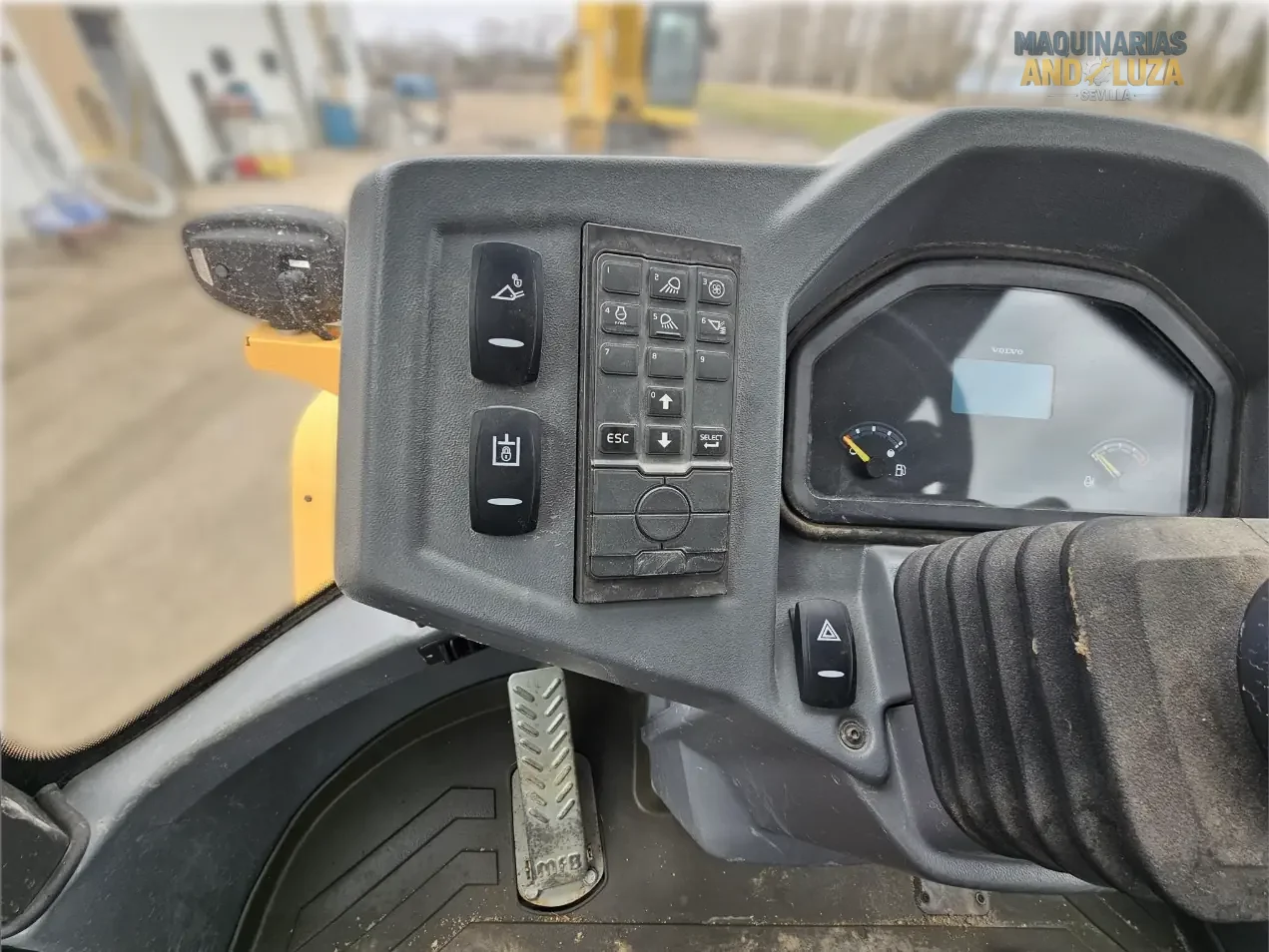 2021 Volvo L30GS compact wheel loader with articulated steering, high-speed portal axles, and Z-bar linkage for efficient material handling and loading.