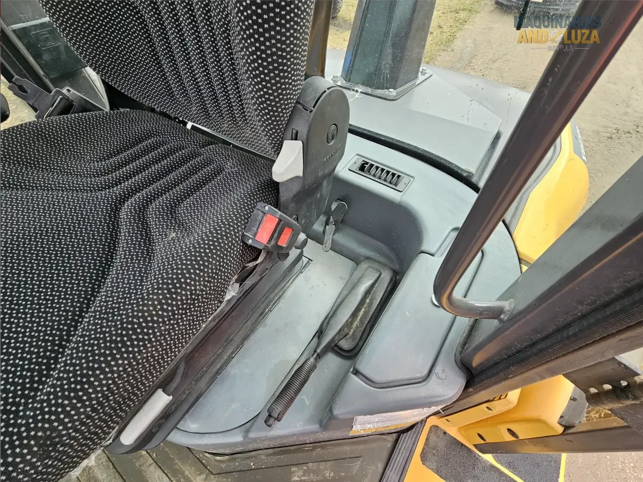 2021 Volvo L30GS compact wheel loader with articulated steering, high-speed portal axles, and Z-bar linkage for efficient material handling and loading.