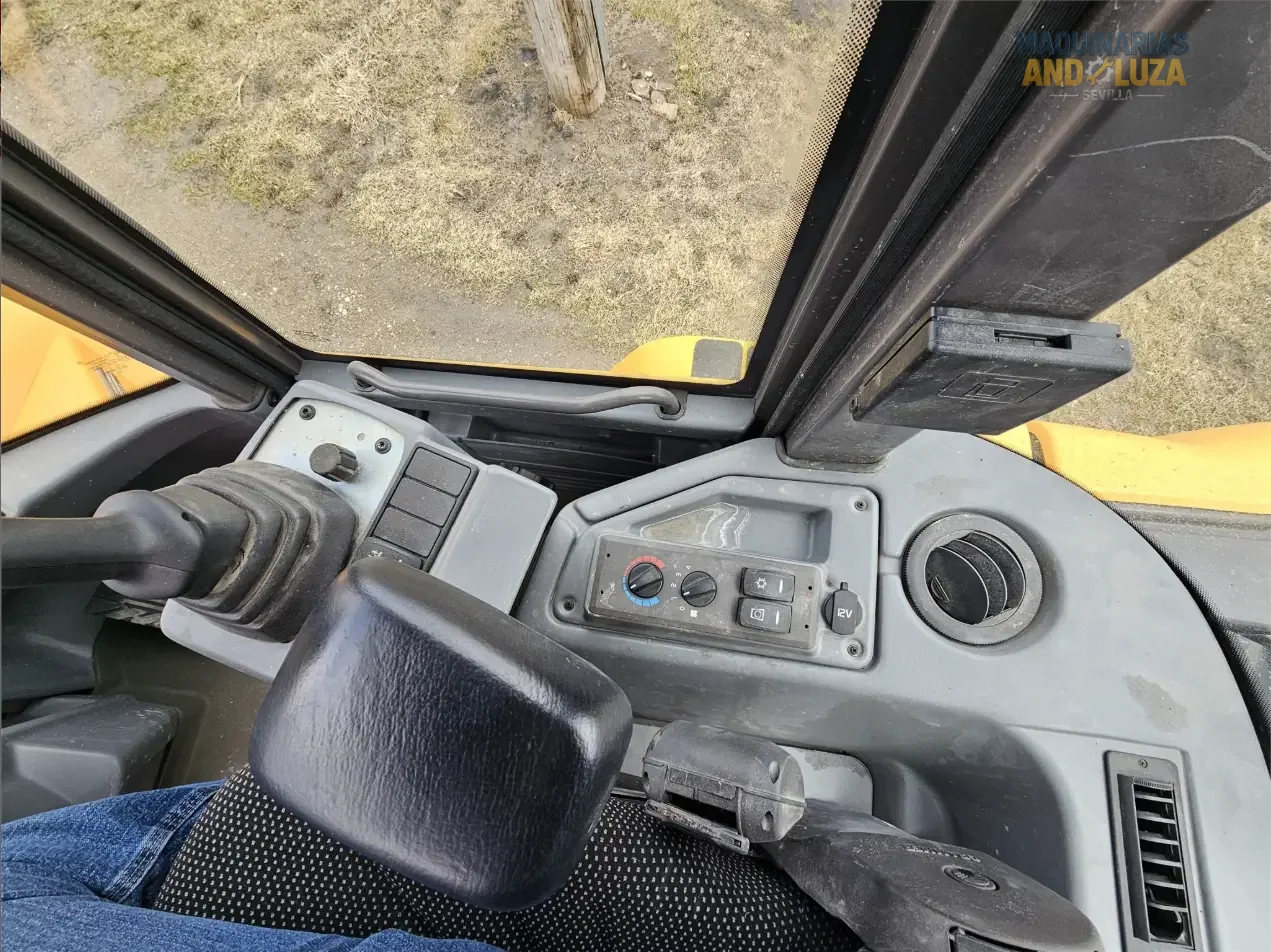 2021 Volvo L30GS compact wheel loader with articulated steering, high-speed portal axles, and Z-bar linkage for efficient material handling and loading.