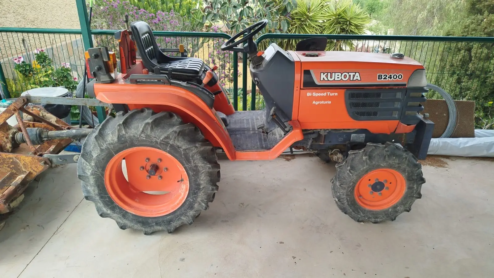 1999 Kubota B2400 - Imagen 2